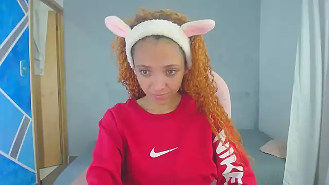 Snapshot of SexyLeilaa chatting on December 10, 1:00 am SexyLeilaa online show from December 10, 1:00 am