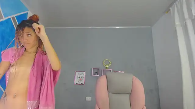 Snapshot of SexyLeilaa chatting on December 28, 6:06 am SexyLeilaa online show from December 28, 6:06 am