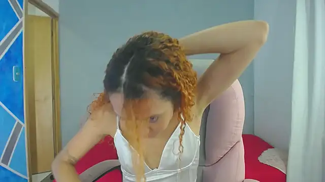 Snapshot of SexyLeilaa chatting on January 5, 2:38 am SexyLeilaa online show from January 5, 2:38 am