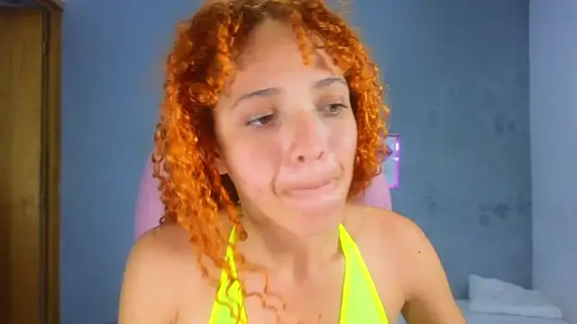 Snapshot of SexyLeilaa chatting on February 6, 12:54 am SexyLeilaa online show from February 6, 12:54 am