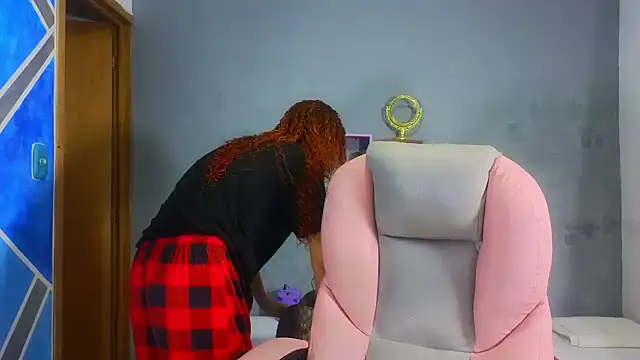 Snapshot of SexyLeilaa chatting on February 7, 12:42 am SexyLeilaa online show from February 7, 12:42 am