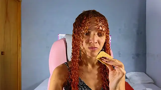 Snapshot of SexyLeilaa chatting on February 12, 1:41 am SexyLeilaa online show from February 12, 1:41 am