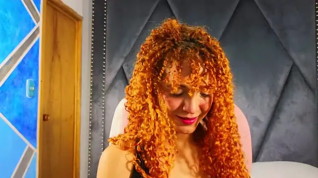 Snapshot of SexyLeilaa chatting on March 4, 12:18 am SexyLeilaa online show from March 4, 12:18 am