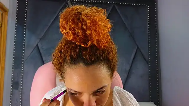 Snapshot of SexyLeilaa chatting on March 19, 2:27 am SexyLeilaa online show from March 19, 2:27 am