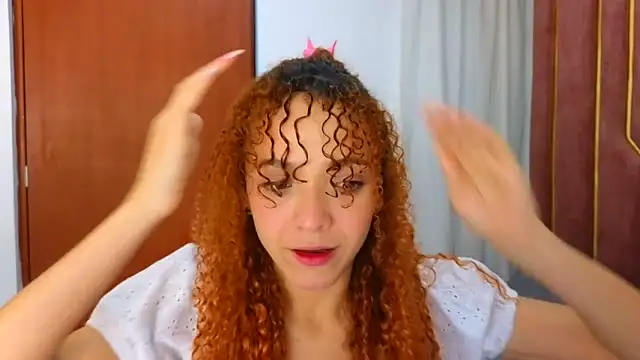 Snapshot of SexyLeilaa chatting on September 9, 2:22 am SexyLeilaa online show from September 9, 2:22 am