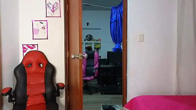 Snapshot of SexyLeilaa chatting on September 18, 1:51 am SexyLeilaa online show from September 18, 1:51 am