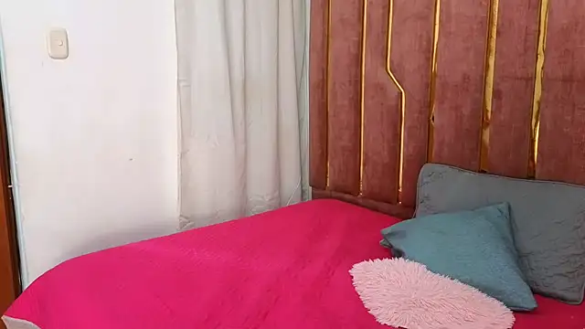 Snapshot of SexyLeilaa chatting on September 25, 1:42 am SexyLeilaa online show from September 25, 1:42 am