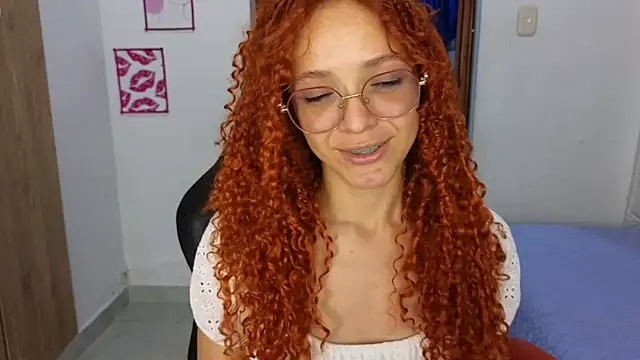 Snapshot of SexyLeilaa chatting on October 11, 11:58 pm SexyLeilaa online show from October 11, 11:58 pm