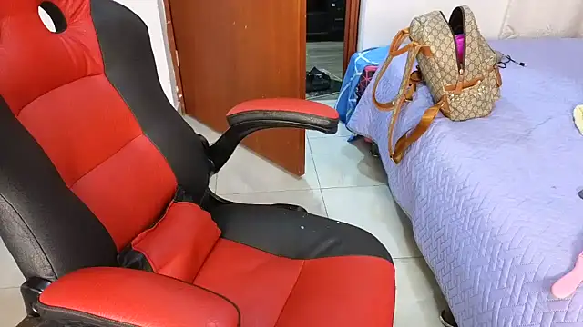 Snapshot of SexyLeilaa chatting on October 16, 2:45 am SexyLeilaa online show from October 16, 2:45 am