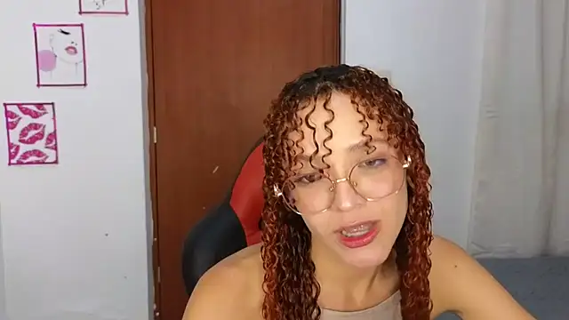 Snapshot of SexyLeilaa chatting on October 29, 1:19 am SexyLeilaa online show from October 29, 1:19 am