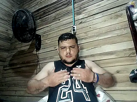 Snapshot of Arcangel_05 chatting on May 2, 7:13 am Arcangel 05 online show from May 2, 7:13 am