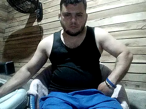 Snapshot of Arcangel_05 chatting on May 6, 5:14 am Arcangel 05 online show from May 6, 5:14 am