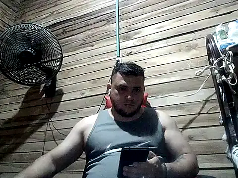 Snapshot of Arcangel_05 chatting on May 17, 2:20 am Arcangel 05 online show from May 17, 2:20 am