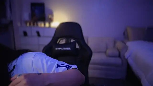 Snapshot of drizzypeach602 chatting on February 19, 8:55 am drizzypeach602 online show from February 19, 8:55 am