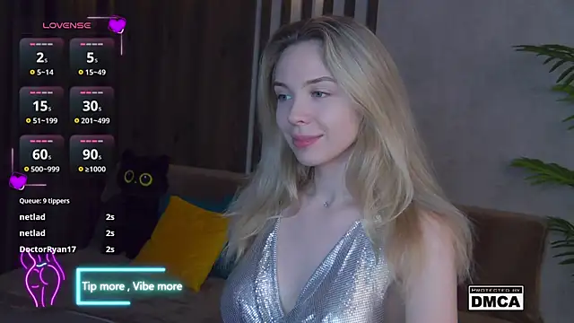 Snapshot of Holl1Would chatting on February 14, 6:34 am Holl1Would online show from February 14, 6:34 am