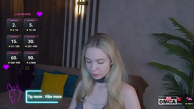 Snapshot of Holl1Would chatting on March 19, 7:49 pm Holl1Would online show from March 19, 7:49 pm