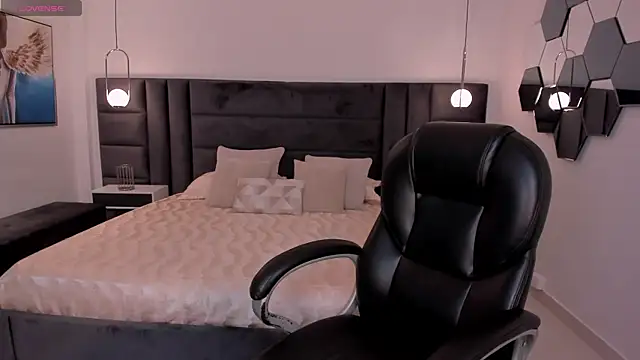 Snapshot of LexieWayne chatting on February 17, 7:21 pm LexieWayne online show from February 17, 7:21 pm