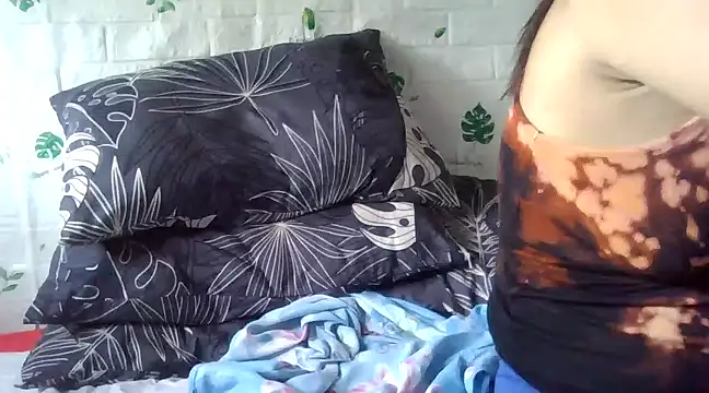 Snapshot of Silly_Girl21 chatting on March 17, 1:03 am Silly Girl21 online show from March 17, 1:03 am