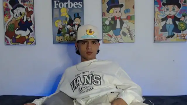 Snapshot of andersonZ998 chatting on February 6, 5:03 am andersonZ998 online show from February 6, 5:03 am