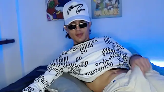 Snapshot of andersonZ998 chatting on February 20, 1:03 am andersonZ998 online show from February 20, 1:03 am