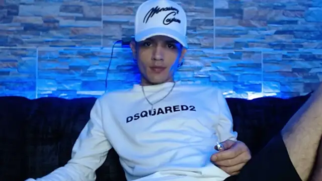 Snapshot of andersonZ998 chatting on March 18, 4:47 am andersonZ998 online show from March 18, 4:47 am