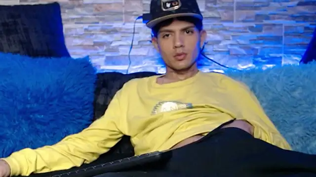 Snapshot of andersonZ998 chatting on March 20, 6:52 am andersonZ998 online show from March 20, 6:52 am