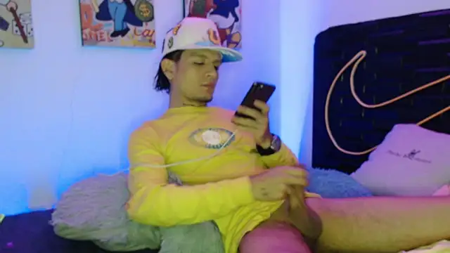 Snapshot of andersonZ998 chatting on September 24, 5:11 am andersonZ998 online show from September 24, 5:11 am