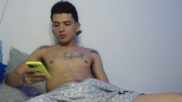 Snapshot of andersonZ998 chatting on October 2, 4:30 am andersonZ998 online show from October 2, 4:30 am