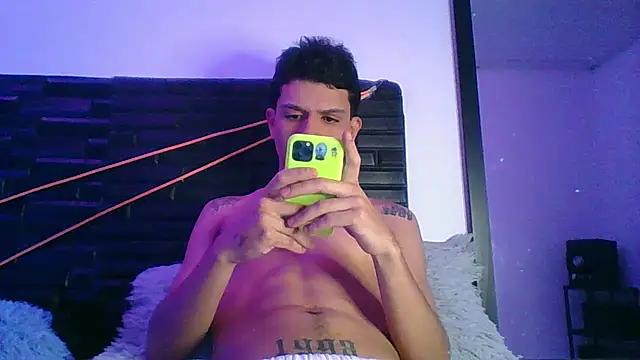 Snapshot of andersonZ998 chatting on October 16, 4:57 am andersonZ998 online show from October 16, 4:57 am