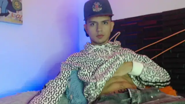 Snapshot of andersonZ998 chatting on October 26, 2:17 am andersonZ998 online show from October 26, 2:17 am