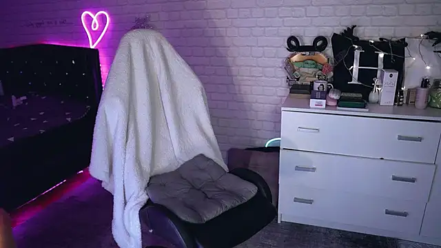  Uindi  online show from December 15, 7:31 pm