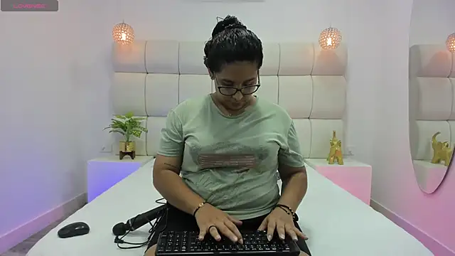 DanielleEvans  online show from November 17, 11:27 am