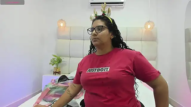 DanielleEvans  online show from December 1, 11:26 am