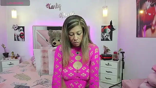 Snapshot of Karly_moon chatting on September 17, 8:10 pm Karly moon online show from September 17, 8:10 pm