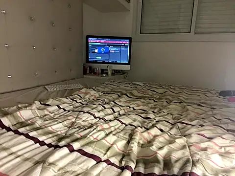 Snapshot of SabrinaRussel chatting on December 4, 12:19 am SabrinaRussel online show from December 4, 12:19 am