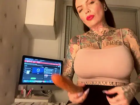 Snapshot of SabrinaRussel chatting on March 7, 12:04 am SabrinaRussel online show from March 7, 12:04 am