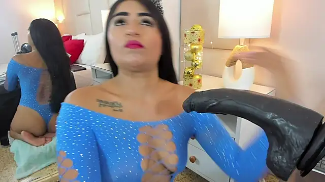 Snapshot of AntoniaRoss_ chatting on December 10, 8:27 pm AntoniaRoss  online show from December 10, 8:27 pm