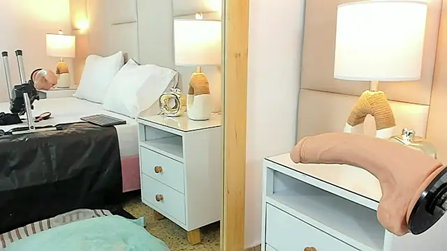 Snapshot of AntoniaRoss_ chatting on March 4, 8:05 pm AntoniaRoss  online show from March 4, 8:05 pm