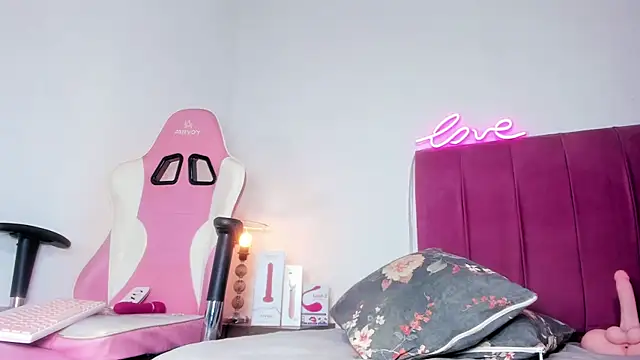 Snapshot of Valentinamolina_ chatting on June 13, 8:18 pm Valentinamolina online show from June 13, 8:18 pm