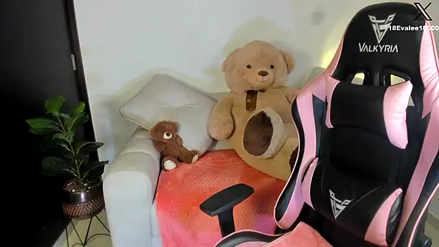 eval lee18 online show from February 13, 8:45 pm