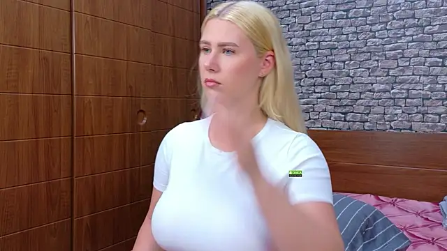 Snapshot of CuteBlondeMe chatting on June 18, 3:49 pm CuteBlondeMe online show from June 18, 3:49 pm