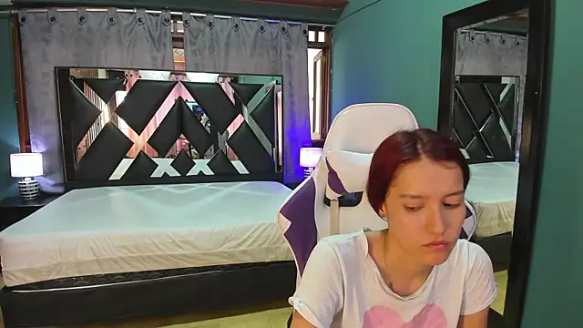 Snapshot of Linda4Petite chatting on February 28, 6:09 pm Linda4Petite online show from February 28, 6:09 pm