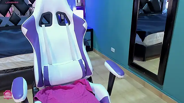Snapshot of Linda4Petite chatting on March 7, 9:38 pm Linda4Petite online show from March 7, 9:38 pm