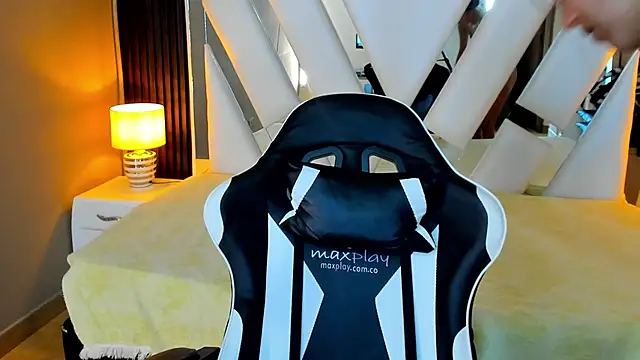 Linda4Petite online show from November 30, 1:26 pm