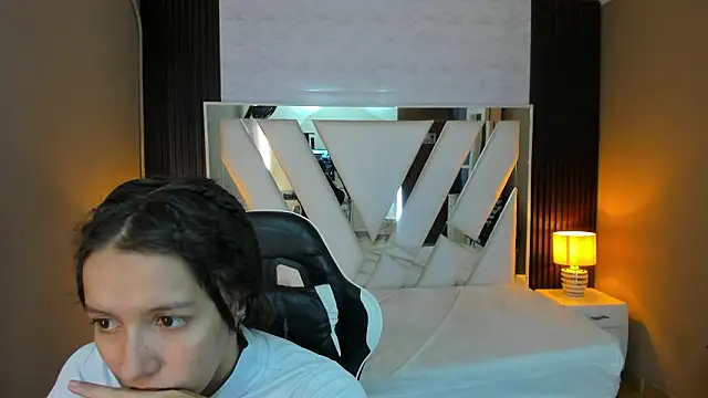 Linda4Petite online show from March 29, 1:33 pm