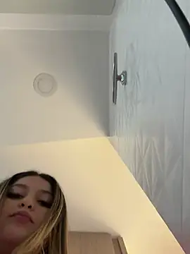 lunablossom  online show from February 7, 7:59 pm