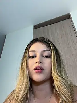 lunablossom  online show from February 18, 10:14 pm