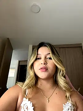 lunablossom  online show from September 20, 7:59 pm