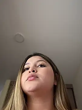 lunablossom  online show from November 17, 9:53 pm