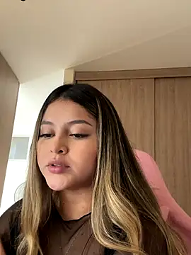 lunablossom  online show from December 14, 9:41 pm